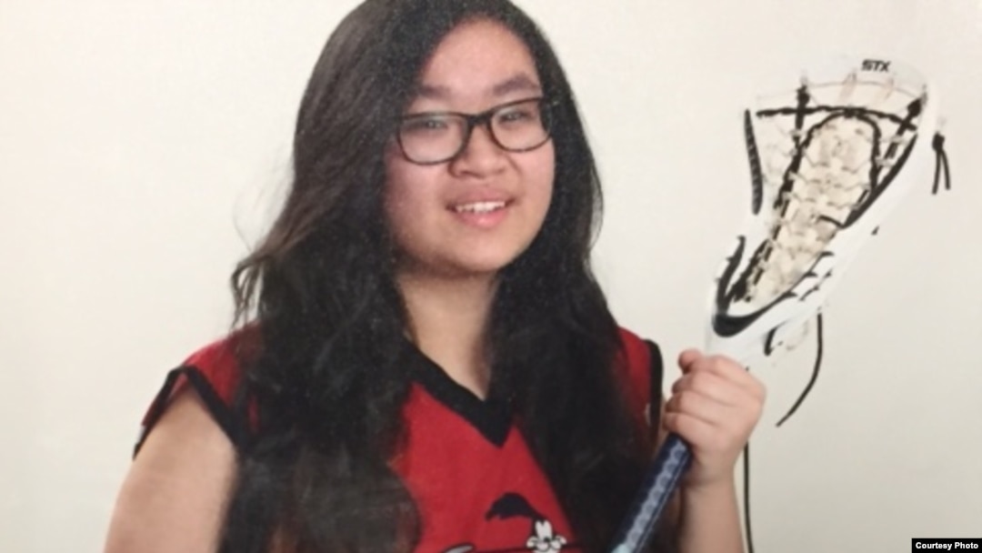 Carly Nguyễn rất thích chơi môn bóng vợt.