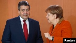 German Chancellor Angela Merkel and Foreign Minister Sigmar Gabriel before cabinet meeting at the chancellery in Berlin, Germany, March 15, 2017. 