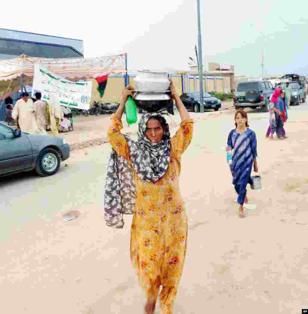 Rescue workers search for victims at the headquarters of state-owned Mexican oil giant Pemex in Mexico City following a blast inside the building, January 31, 2013.