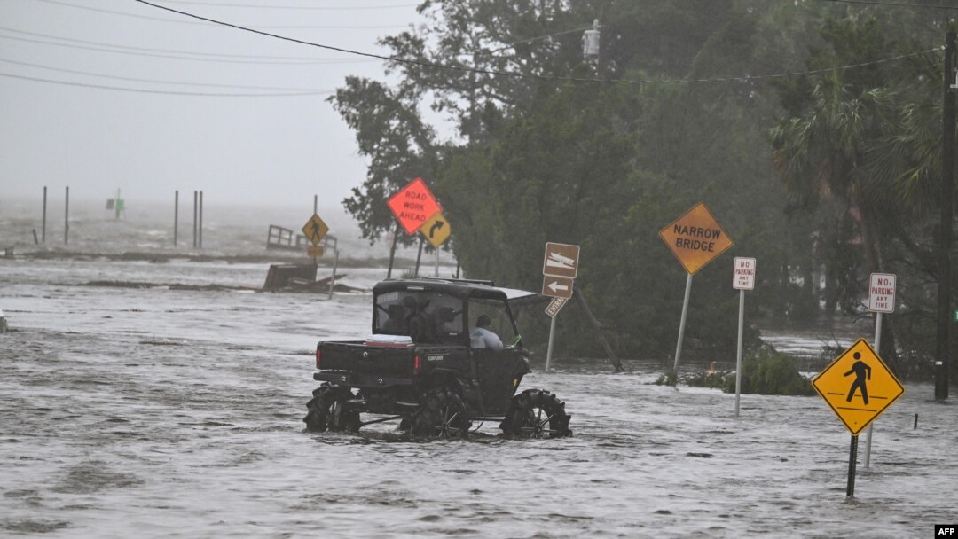 Una calle inundada cerca del puerto deportivo de Steinhatchee después del paso del huracán Idalia en Steinhatchee, Florida, el 30 de agosto de 2023.