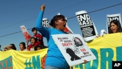 A raíz del anuncio del gobierno estadounidense sobre las deportaciones de mujeres y niños que ingresaron ilegalmente a EE.UU. en 2014, activistas iniciaron protestas y manifestaciones por las políticas del Departamento de Seguridad Nacional.