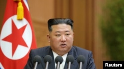 Pemimpin Korea Utara Kim Jong Un berpidato di Majelis Rakyat Tertinggi, parlemen Korea Utara, yang mengesahkan undang-undang yang secara resmi mengabadikan kebijakan senjata nuklirnya, di Pyongyang, Korea Utara, 8 September 2022. (Foto: via Reuters)