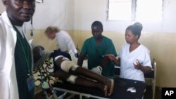 Medical personnel treat a wounded person after a mortar exploded in a neighborhood of Goma, eastern Congo, May 22, 2013.