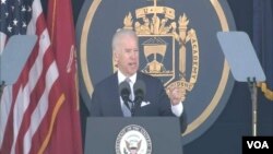 美國副總統拜登星期五在海軍學院的畢業典禮上發表講話。（視頻截圖）
