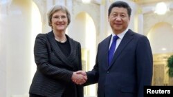 Presiden China Xi Jinping (kanan) berjabat tangan dengan Rektor Universitas Harvard, Drew Gilpin Faust di Beijing, 16 Maret 2015 (Foto: REUTERS/Feng Li/Pool)