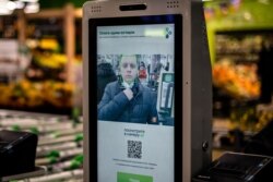 Perwakilan grup X5 mendemonstrasikan sistem pembayaran dengan teknologi pengenalan wajah di salah satu mesin kasir mandiri di supermarket Perekrestok di Moskow, 9 Maret 2021. (Foto: Dimitar DILKOFF / AFP)