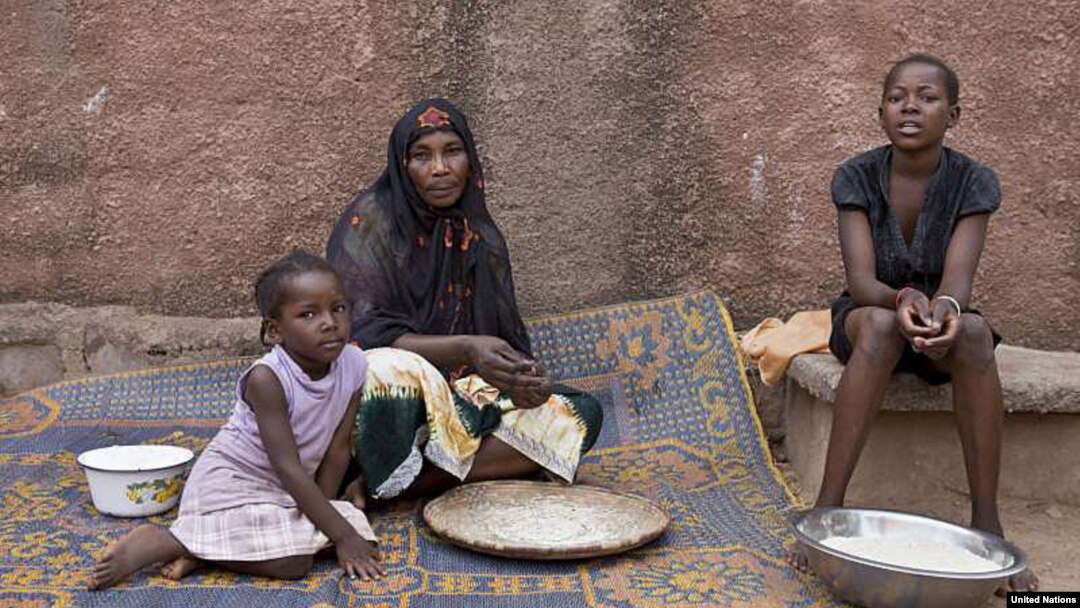 Một gia đình Mali chạy lánh cư trong thủ đô Bamako