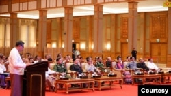 ICJ တွင် အမှုရင်ဆိုင်နိုင်ရေး ရှင်းလင်းပွဲသို့ တက်ရောက်လာသည့် အစိုးရနှင့် စစ်တပ် ထိပ်တန်းခေါင်းဆောင်များ။ (ဓာတ်ပုံ - Myanmar State Counsellor Office, Nov 23, 2019)