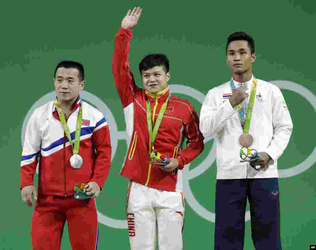 里约奥运会男子举重金牌获得者，中国选手龙清泉和朝鲜的银牌得主、泰国的铜牌得主。在56公斤级决赛中，龙清泉以307公斤的总成绩获得冠军，时隔8年之后再次获得该项目的金牌