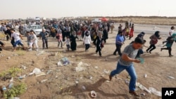 Refugees fleeing from Mosul head to the self-ruled northern Kurdish region in Irbil, Iraq, 350 kilometers (217 miles) north of Baghdad, Thursday, June 12, 2014. 