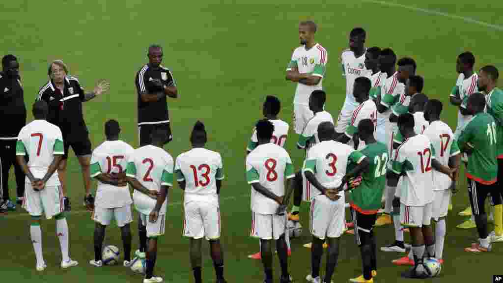 L&#39;entraîneur de l&#39;équipe nationale du Congo, Claude LeRoy, deuxième à gauche, parle à ses joueurs pendant leur séance d&#39;entrainement avant l&#39;ouverture de la Coupe d&#39;Afrique des Nations Groupe A match de football à Bata, en Guinée équatoriale formation, vendredi 16 janvier 2015.