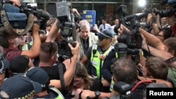 Awak media berusaha mewawancarai Kardinal George Pell saat meninggalkan pengadilan di Melbourne, Australia, 26 Februari 2019 lalu. 