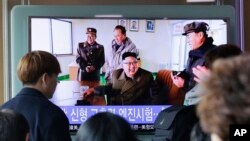 Người dân xem bản tin trên TV về lãnh tụ Bắc Triều Tiên Kim Jong Un tại một nhà ga xe lửa ở Seoul, Hàn Quốc, ngày 19 tháng 3, 2017.