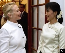 U.S. Secretary of State Hillary Clinton and Aung San Suu Kyi talk prior to dinner at the U.S. Chief of Mission residence in Rangoon, Dec. 1, 2011.