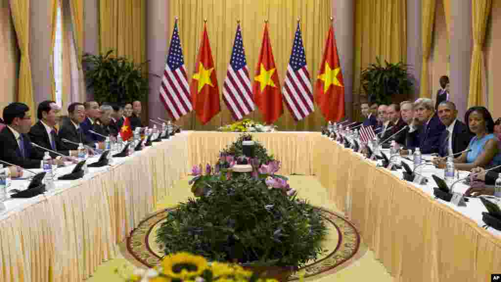 Shugaba Barak Obama ya gana da shugaban kasar Vietnam Tran Dai a birnin Hanoi.
