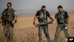 Tentara Israel di sebuah ladang pertanian dekat perbatasan Israel di jalur Gaza. (Foto: dok).