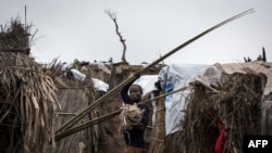 Un homme marche dans un camp de déplacés internes, à Kalemie, le 20 mars 2018.