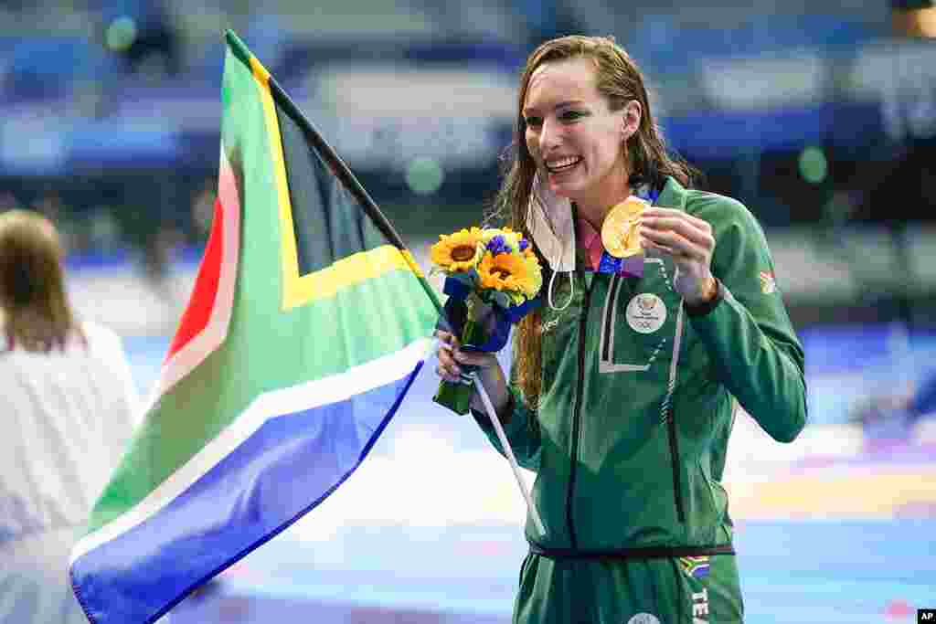 Tatjana Schoenmaker, of South Africa, celebrates after winning the gold medal in the women&#39;s 200-meter breaststroke final at the 2020 Summer Olympics, Friday, July 30, 2021, in Tokyo, Japan. (AP Photo/David Goldman)