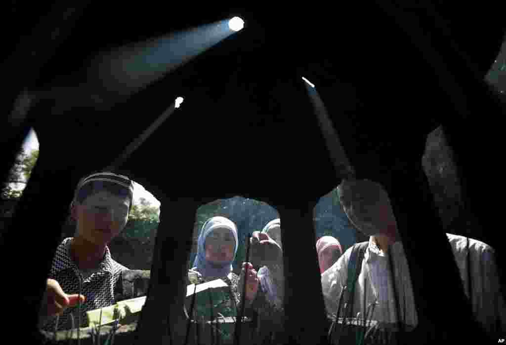 Muslims burn incense after attending an Eid al-Fitr morning prayer session at the Niujie Mosque in Beijing, August 8, 2013. 