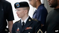 Prajurit Bradley Manning dikawal saat menunggu kendaraan di luar pengadilan di Fort Meade, Maryland (15/7). (AP/Patrick Semansky)