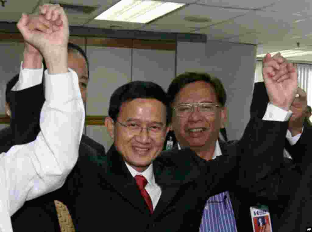 Acting Prime Minister Somchai Wongsawat (C) hold his hands with executive committees after select candidate for prime minister at People Power Party headquarter in Bangkok on September 15, 2008. Leaders of Thailand's ruling party agreed to nominate acting