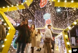 Warga di Taiwan mengagumi keindahan dekorasi lentera perayaan Tahun Baru Imlek, "Tahun Tikus" di Taipei, Taiwan, 9 Februari 2020.