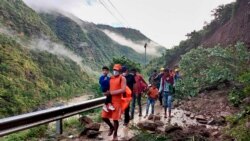 Personel penyelamat (NDRF) menyelamatkan warga sipil yang terdampar setelah hujan lebat di desa Chhara dekat Nainital, Uttarakhand, Rabu, 20 Oktober 2021.