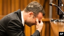 Oscar Pistorius menutup wajahnya ketika mendengarkan kesaksian di hari keempat persidangan di pengadilan tinggi di Pretoria, 6 Maret 2014. 