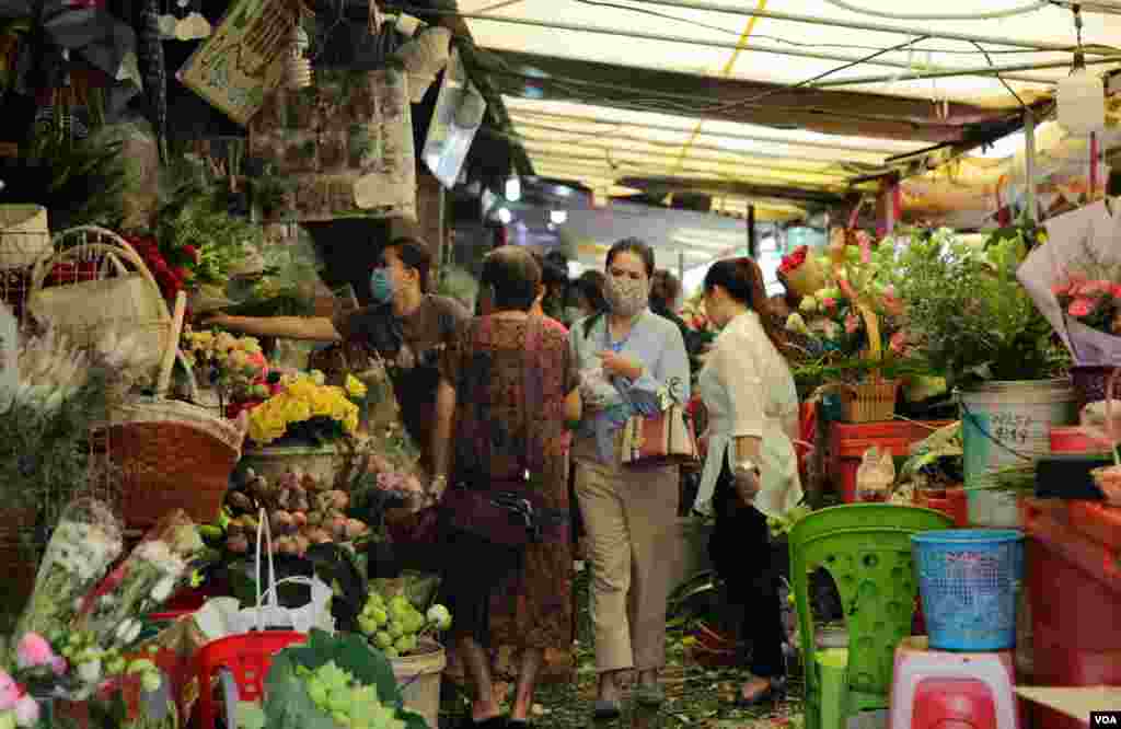 ទិដ្ឋភាពទូទៅនៃការត្រៀមរៀបចំពិធីបុណ្យចូលឆ្នាំខ្មែររបស់ពលរដ្ឋកម្ពុជា រាជធានីភ្នំពេញ នៅថ្ងៃទី ១៣ ខែមេសា ឆ្នាំ២០២០។ (ហ៊ាន សុជាតា/VOA)
