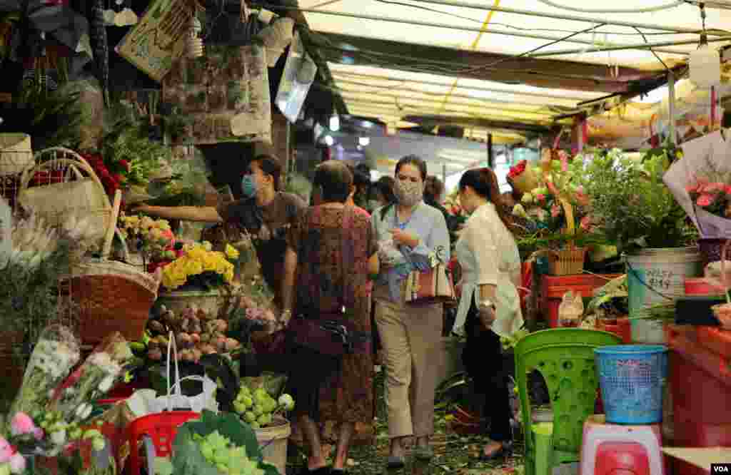 ទិដ្ឋភាព​ទូទៅ​នៃ​ការ​ត្រៀម​រៀបចំ​​​ពិធី​បុណ្យ​ចូលឆ្នាំ​ខ្មែរ​​របស់​ពលរដ្ឋ​កម្ពុជា​ រាជធានី​ភ្នំពេញ នៅថ្ងៃ​ទី​ ១៣ ខែ​មេសា​ ឆ្នាំ២០២០។ (ហ៊ាន​ សុជាតា​/VOA)