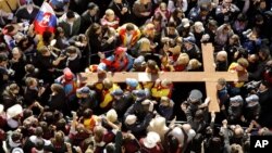 Jóvenes peregrinos llevan la cruz de la JMJ en Sydney cuando se celebraron allí las jornadas en 2008. 