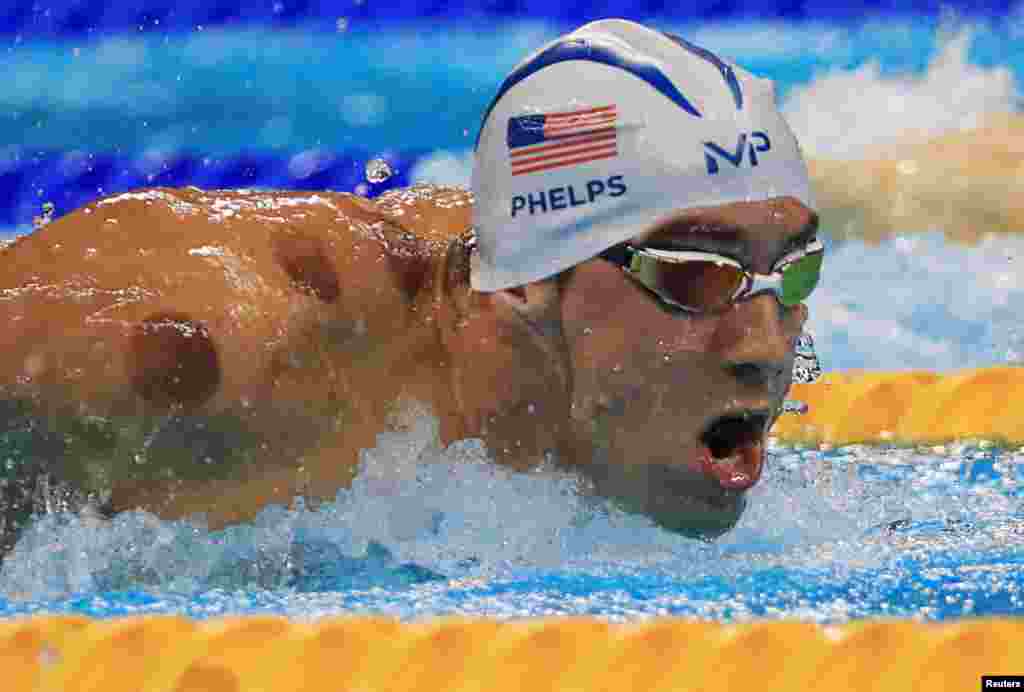 Perenang AS Michael Phelps terlihat memiliki tanda bekas &#39;cupping&#39; atau bekam di bahunya saat ia bertanding. (Reuters/Dominic Ebenbichler)