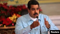 Maduro intenta mantener la herencia de Chávez al vincular lo militar con el gobierno.