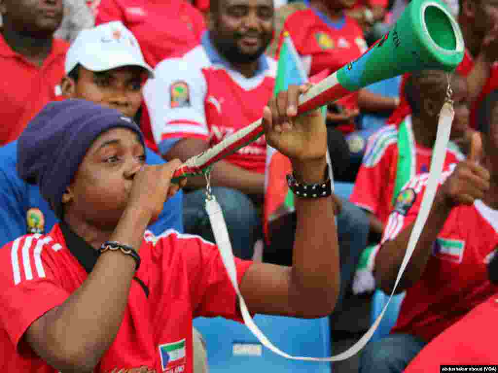 Un upporter de la Guinée équatoriale soufle dans son Vuvuzela au stade Bata