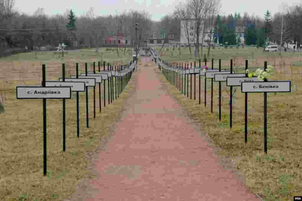 Um monumento em homenagem às cidades e vilas evacuadas permanentemente dentro da zona de exclusão, Chernobyl, Ucrânia, Março 19, 2014. (Steve Herman/VOA)