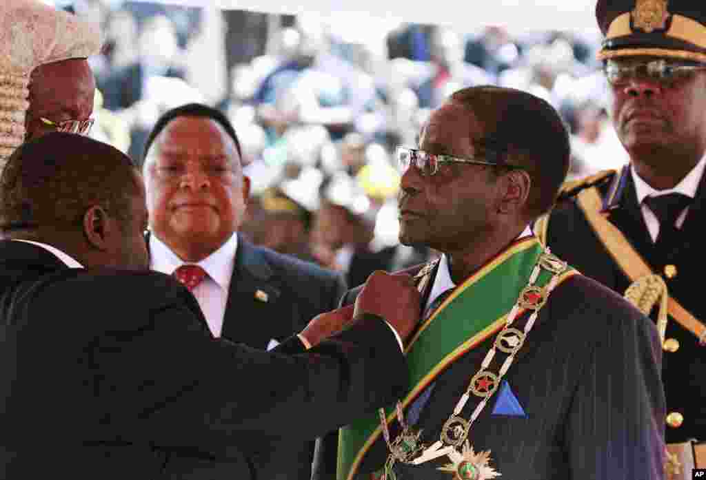 Sherehe za kuapishwa Rais Robert Mugabe mwenye umri wa miaka 85 kwa mhula mwengine wa miaka mitano madarakani mjini Harare, August 22, 2013.