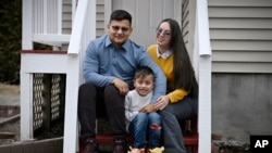 ARCHIVO: En esta imagen, tomada el 3 de enero de 2025, Rogers López, posa para una foto junto a su esposa, Karina Cañizarez, y su hijo Jesús David en el exterior de su apartamento en New Milford, Connecticut.