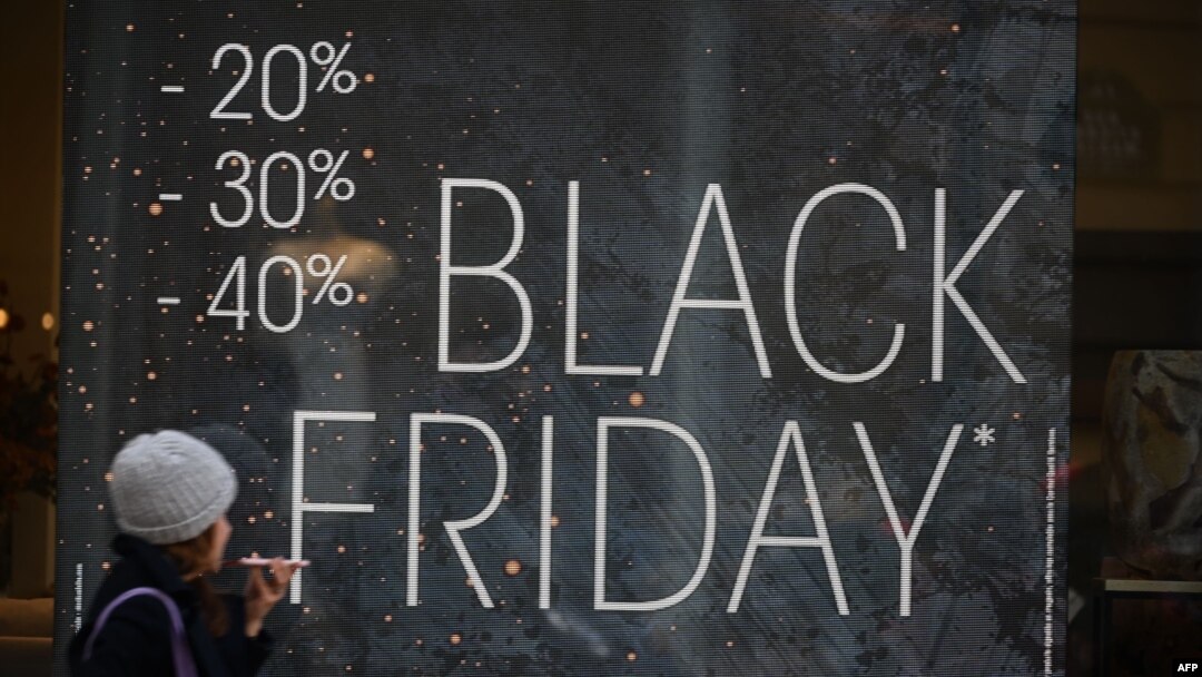 Pešak hoda pored izloga za vreme Black friday vikenda 