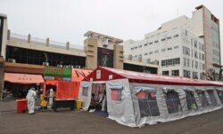 Tenda darurat untuk menampung lonjakan pasien COVID-19 didirikan di tempat parkir rumah sakit pemerintah di Bekasi, di pinggiran Jakarta, Senin, 28 Juni 2021. (AP)