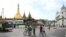 ရန်ကုန်မြို့ ဆူးလေဘုရားအနီးမှာ လမ်းဖြတ်ကူးတဲ့ လူတချို့ကို တွေ့ရ။ (မေ ၁၄၊ ၂၀၂၀)