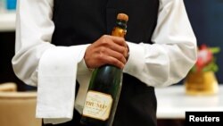 Un serveur ouvre une bouteille de champagne "Trump" à l'hôtel Trump International le jour de son ouverture à Washington, aux États-Unis, le 12 septembre 2016. 