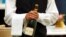 Un serveur ouvre une bouteille de champagne "Trump" à l'hôtel Trump International le jour de son ouverture à Washington, aux États-Unis, le 12 septembre 2016. 