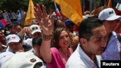 La senadora mexicana Xochitl Gálvez saluda a la gente en un mitin para ser anunciado como candidato presidencial del Frente Amplio de la oposición para México 2024, en Ciudad de México, México, el 3 de septiembre de 2023.