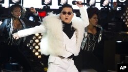 Psy2012年12月31日除夕夜在纽约时报广场表演。