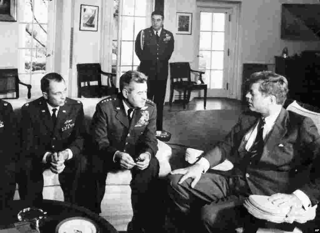 Ảnh chụp năm 1962 cho thấy Thiếu tá Richard ``Steve'' Heyser, trái, và Đại tướng Curtis LeMay, Tư lệnh Không quân, thảo luận với Tổng thống Kennedy về các chuyến bay do thám bằng máy bay U-2 trên vùng trời Cuba