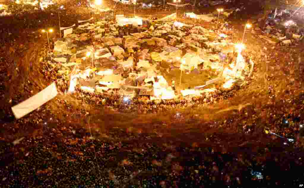 Anti-government protesters in Tahrir Square on Thursday. (Reuters/Amr Abdallah Dalsh)