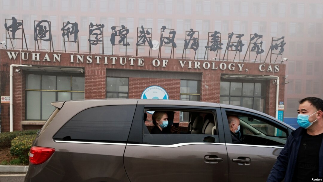 El equipo de expertos de la Organización Mundial de la Salud visita el Instituto de Virología de Wuhan, en China, el 3 de febrero de 2021.