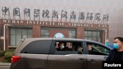 El equipo de expertos de la Organización Mundial de la Salud visita el Instituto de Virología de Wuhan, en China, el 3 de febrero de 2021.