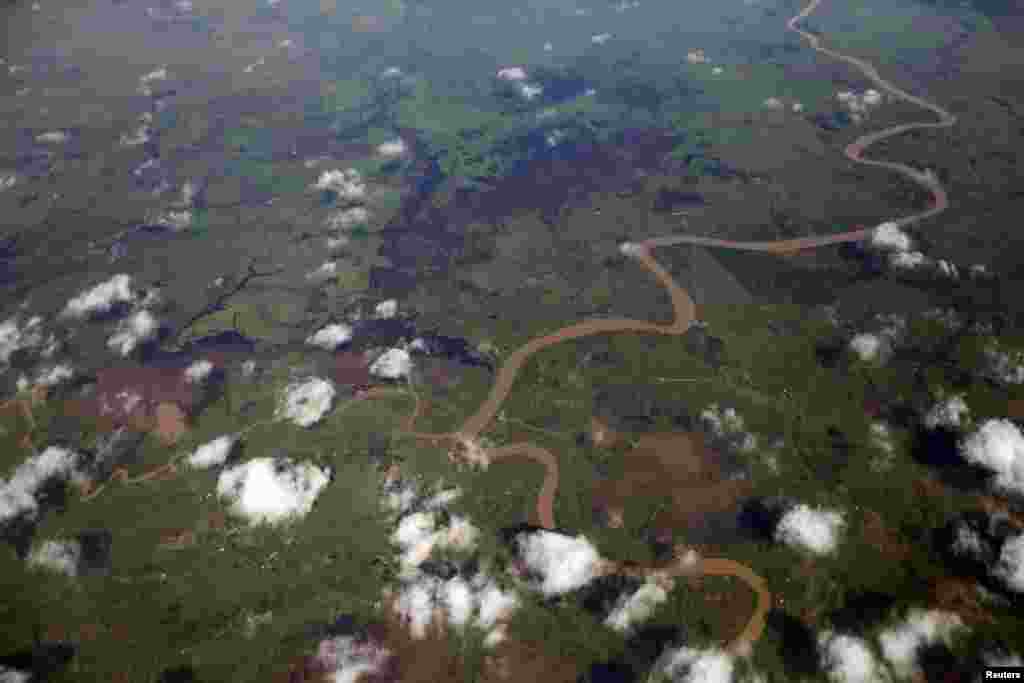 Foto udara sungai Orinoco yang berkelok-kelok menembus hutan dekat kota Puerto Ayacucho, Venezuela.