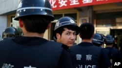 Polisi anti-teror China melakukan latihan pengamanan di Urumqi, Xinjiang (foto: dok). 